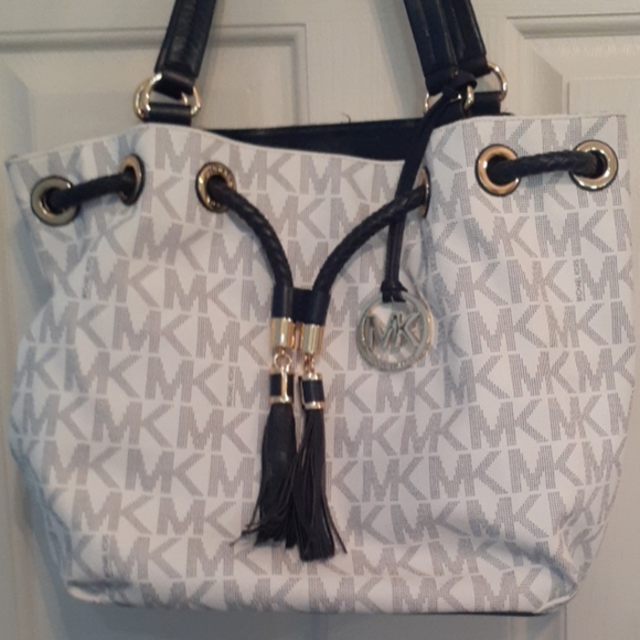 Michael Kors Handbags - Michael Kors leather Purse